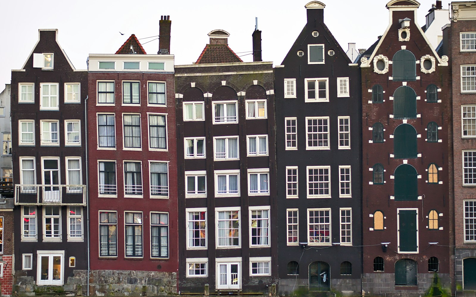 Rij historische grachtenpanden aan het Damrak in Amsterdam