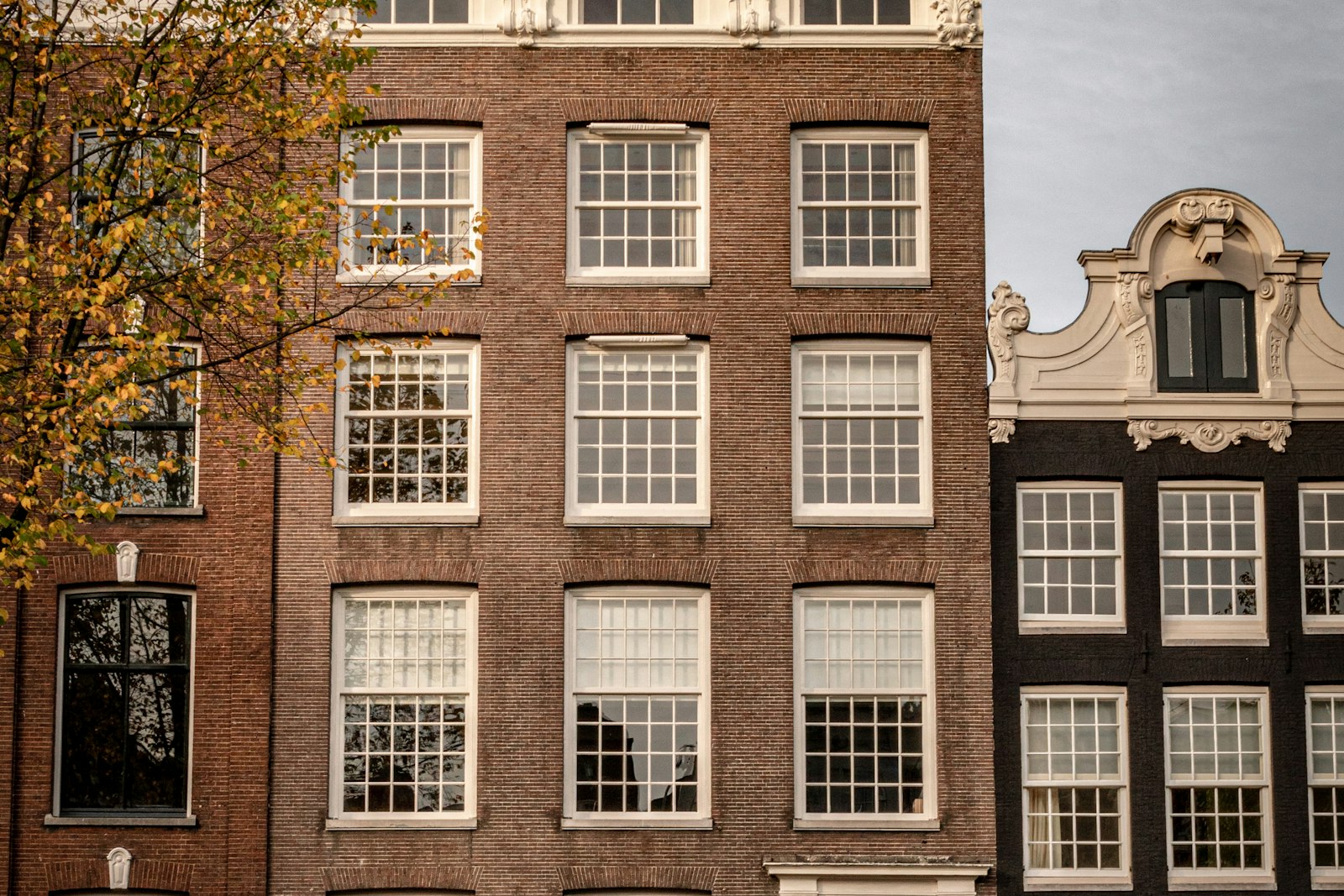 Amsterdamse gevels van woningen op erfpachtgrond