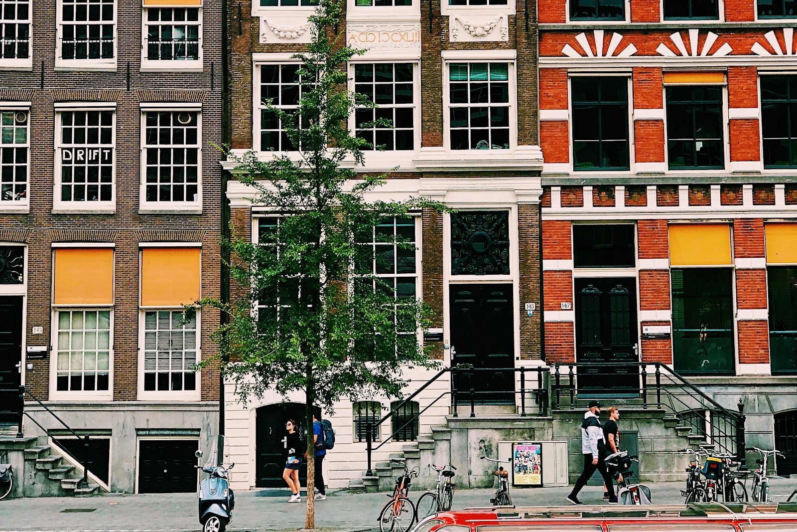 Amsterdamse grachtenpanden met appartementen boven elkaar